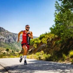 RUNNING SHIRT #SOYMARATON Voor HEREN - KAMUABU Rood/zwarte Tanktop -Regatle Winkel running shirt soymaraton voor heren kamuabu roodzwarte tanktop 3