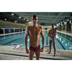 ZWEMBROEK MET BREDE ZIJKANT VOOR HEREN 900 KAL ROOD 41 ZWEMBROEK MET BREDE ZIJKANT VOOR HEREN 900 KAL ROOD -Regatle Winkel zwembroek met brede zijkant voor heren 900 kal rood 19